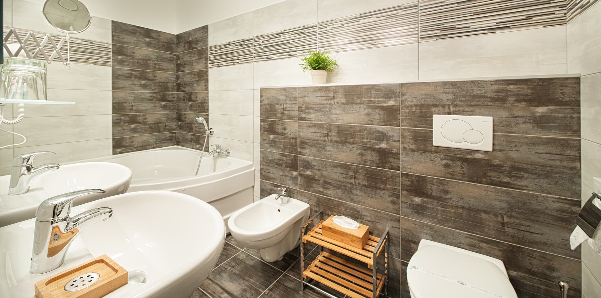 Attic Luxury Suite — Koupelna s vanou a dvěma umyvadly