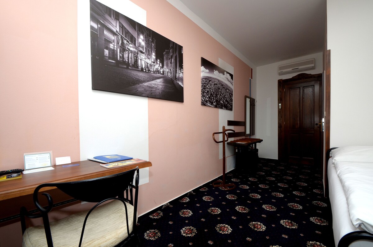 Comfort Room — Vstupní část jednolůžkového Comfort pokoje