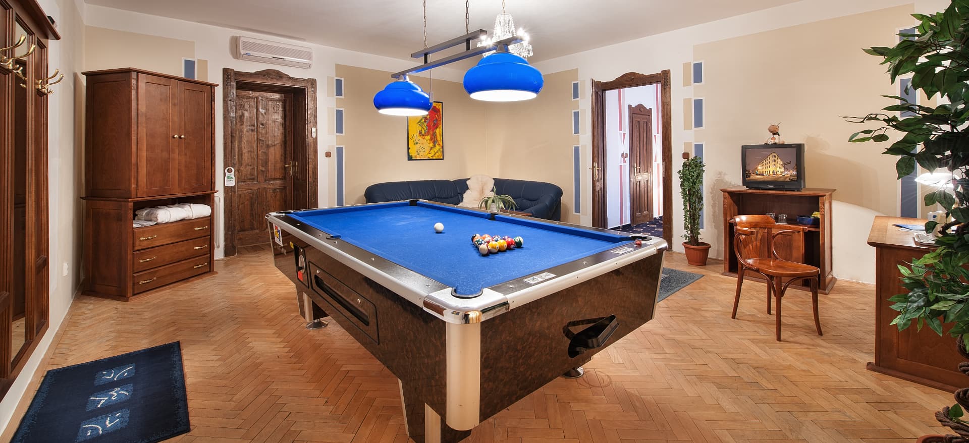 Billiard Suite — Kulečníkový stůl, sedací souprava a pracovní kout
