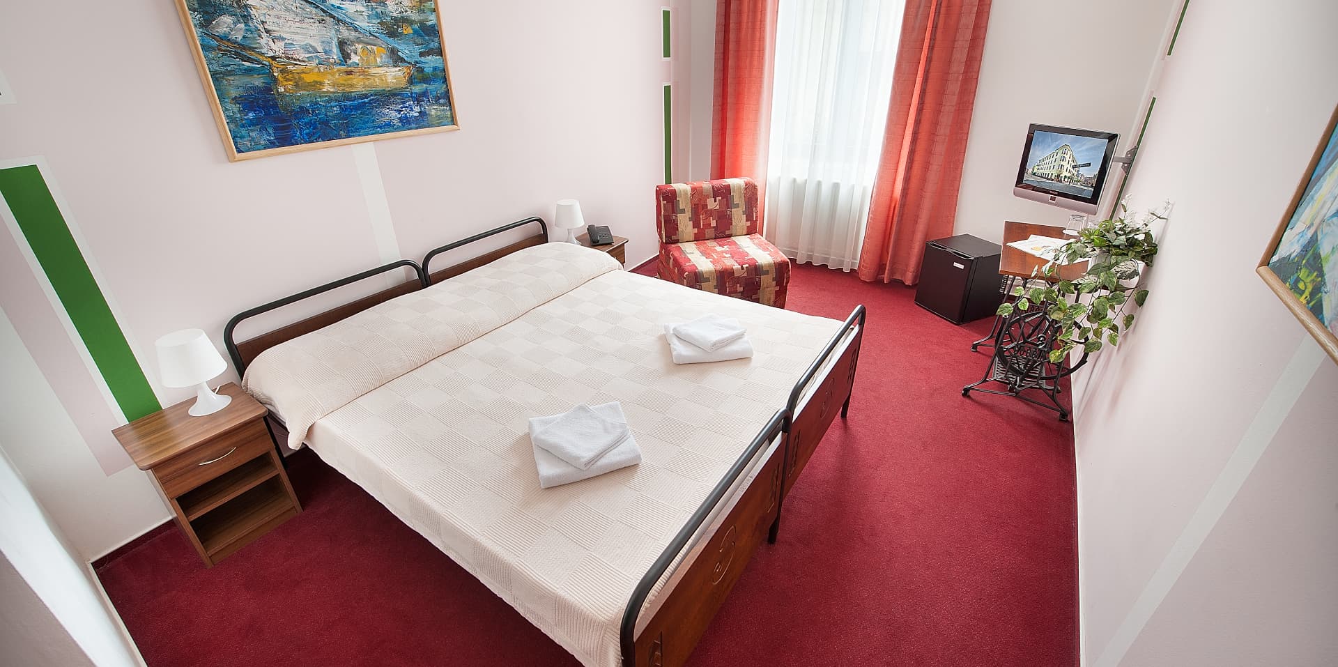 Comfort Room — Comfort pokoj s postelí double a pracovním koutem