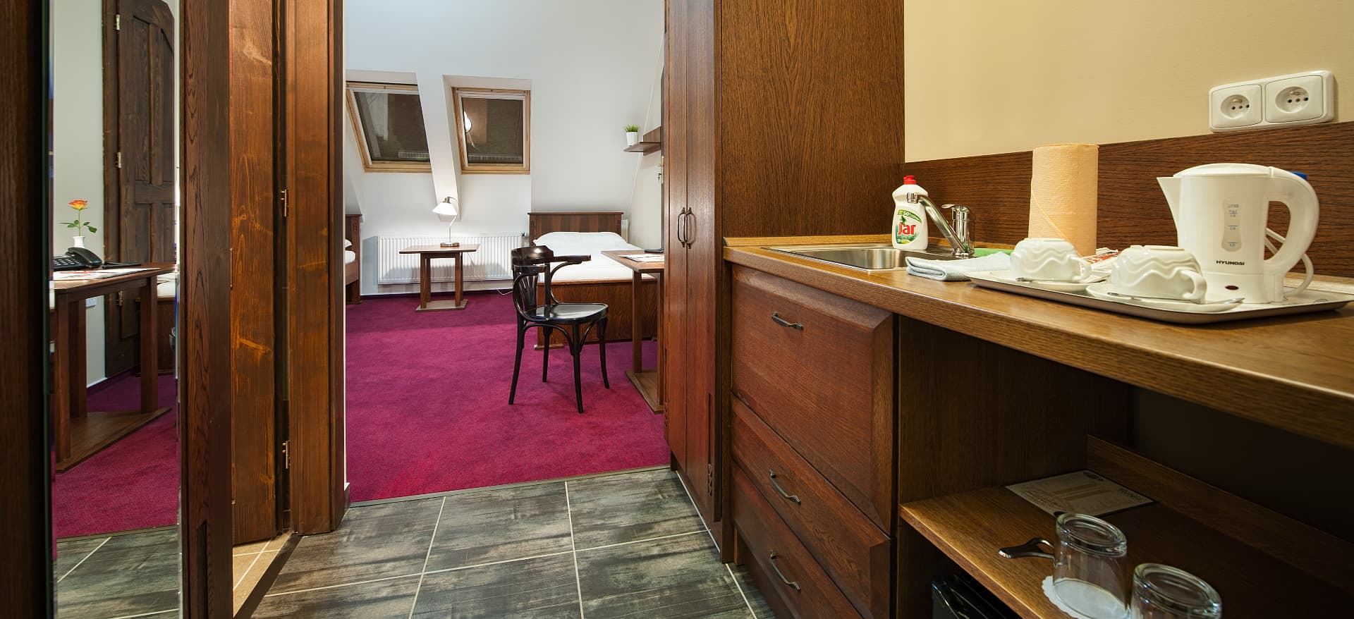 Attic Deluxe Room — Kuchyňský mini kout u vstupu do pokoje