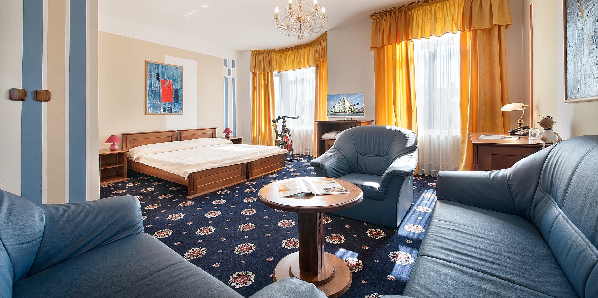 Junior Suite — Studio s postelí double, sedací soupravou a velkými okny