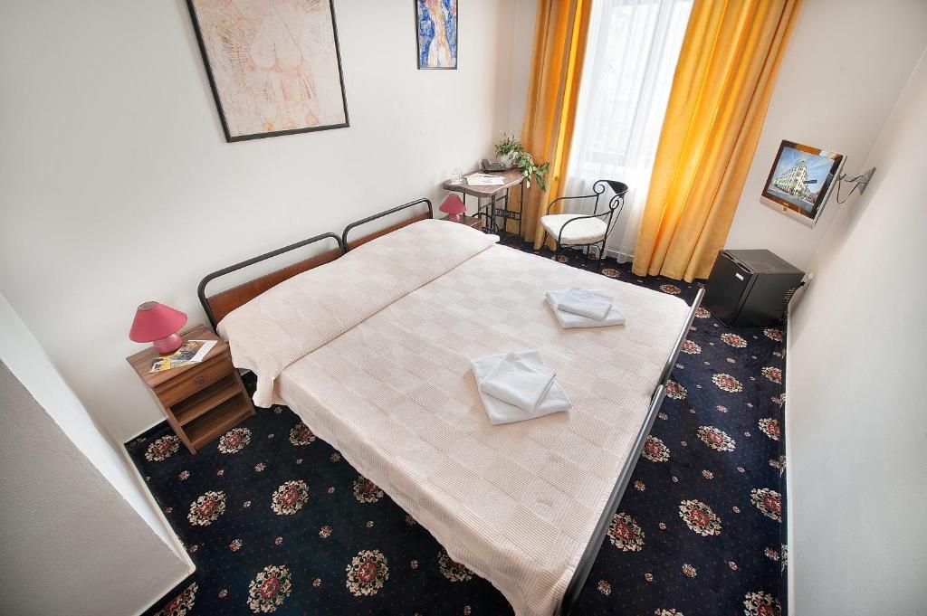 Comfort Room — Pohled na dvoulůžkový Comfort pokoj s posezením u okna