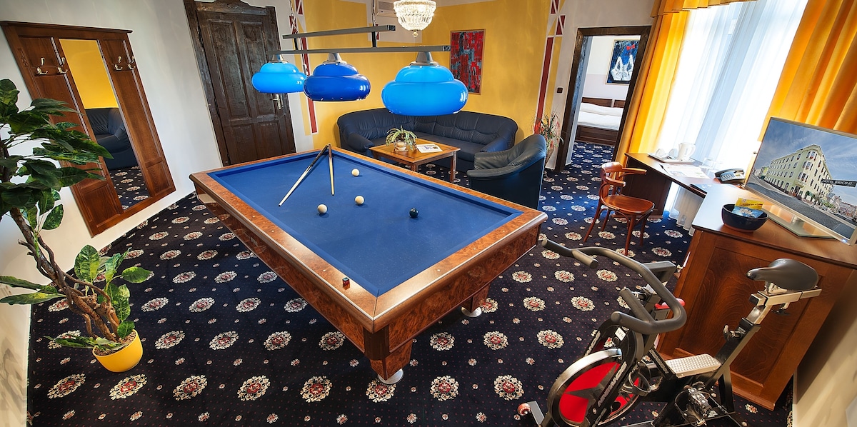 Billiard Suite — Apartmán s kulečníkovým stolem a spinningovým kolem
