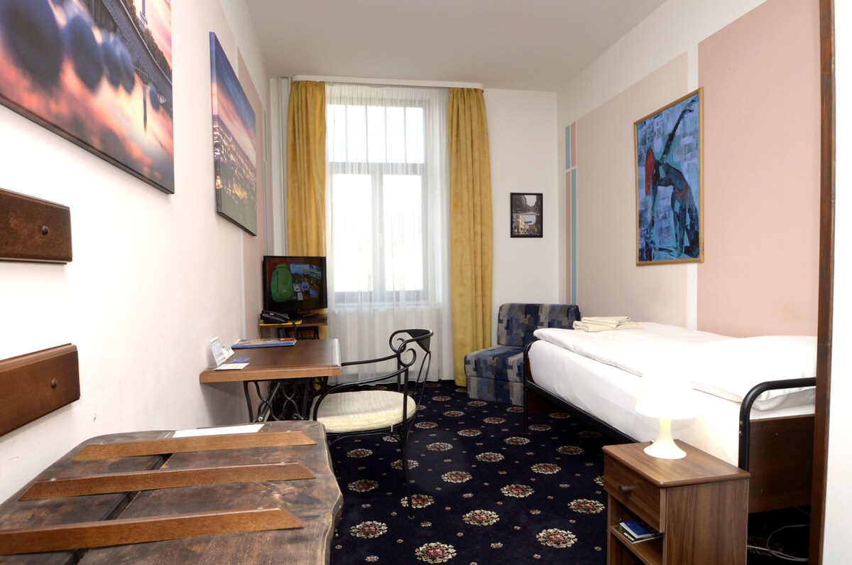 Comfort Room — Jednolůžkový Comfort pokoj s pracovním stolem a LED televizorem