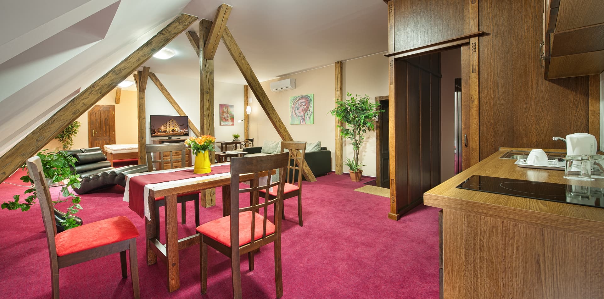 Attic Luxury Suite — Jídelní stůl, kuchyňský kout a obývací část