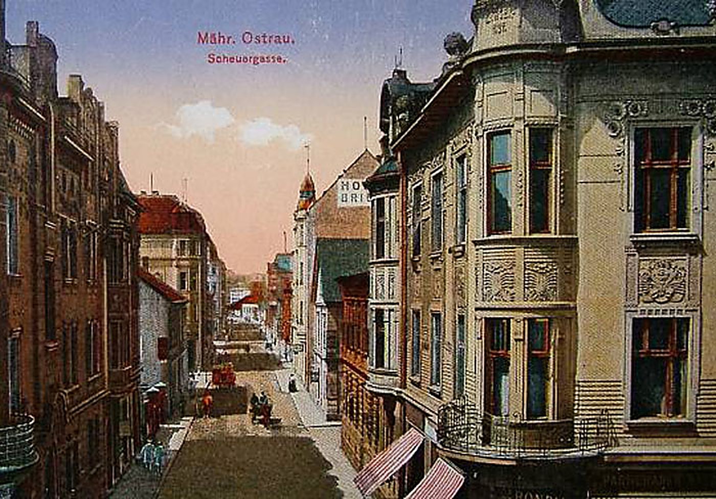 Historická pohlednice Stodolní ulice v Moravské Ostravě s hotelem Brioni